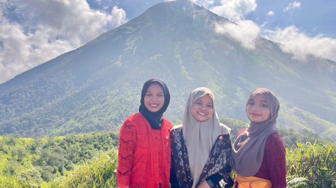 Berkebaya di atas Gunung Kembang merayakan Hari Kartini.