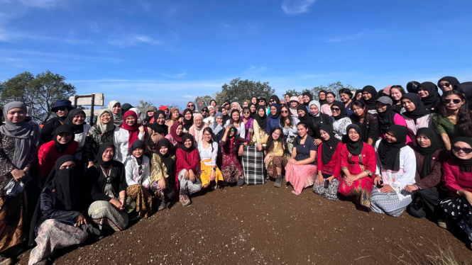 Berkebaya di atas Gunung Kembang merayakan Hari Kartini.