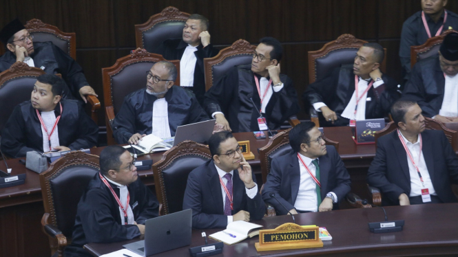 Anies-Muhaimin dan tim hukum dalam sidang putusan sengketa Pilpres 2024 di MK