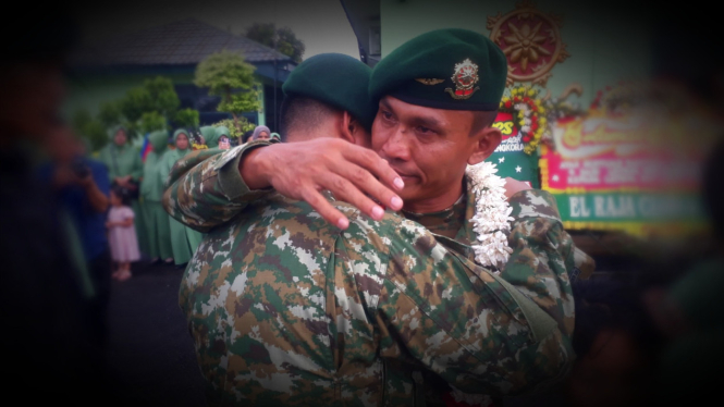 VIVA Militer: Raja Aibon menangis peluk prajuritnya