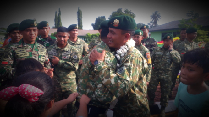 VIVA Militer: Raja Aibon menangis di pelukan prajuritnya.