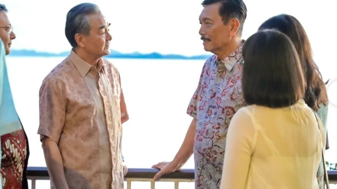 Menlu China Wang Yi bersama Menko Marves Luhut B. Pandjaitan.