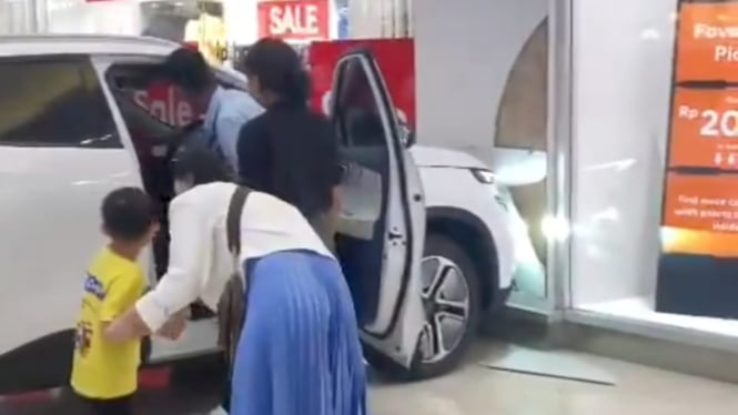 Viral bocah tabrakkan mobil listrik Chery Omoda E5 di dalam mall