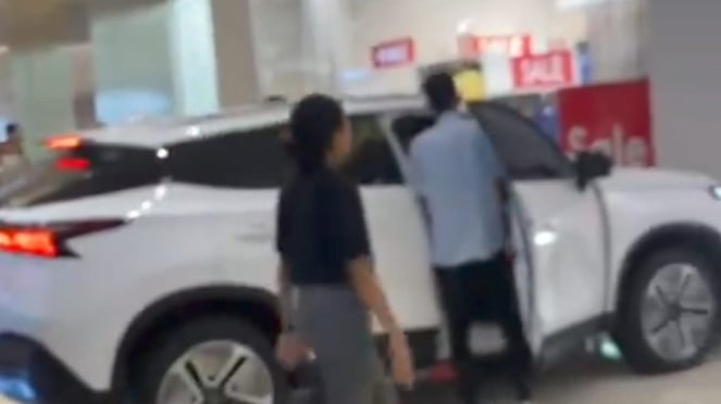 Viral bocah tabrakkan mobil listrik Chery Omoda E5 di dalam mall
