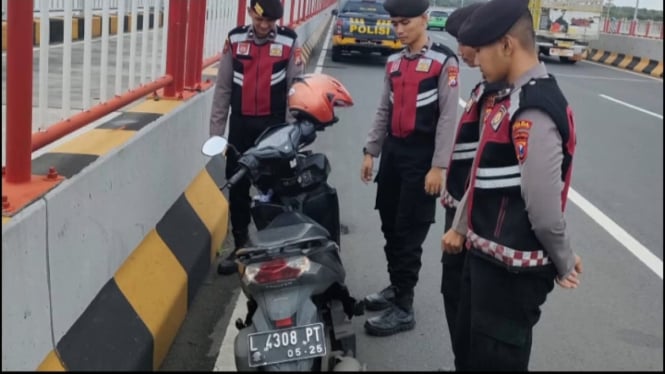 Polisi amankan motor yang berada di Jembatan Suramadu, Madura-Surabaya