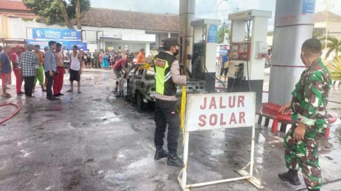 Mobil Sedan Ludes Hangus Terbakar di SPBU Ngadirojo Wonogiri