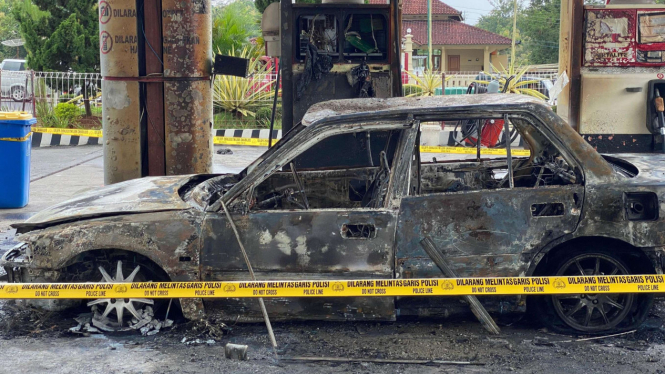 Mobil Sedan Ludes Hangus Terbakar di SPBU Ngadirojo Wonogiri