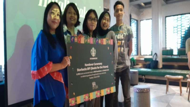 Wow Starbucks Indonesia Serahkan 8769 Buku Bacaan untuk AnakAnak Melalui ISCO dan Sahabat Anak