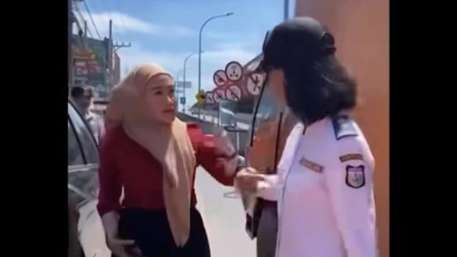 Seorang wanita ngamuk ke Dishub Makassar karena mobilnya mau digembok 