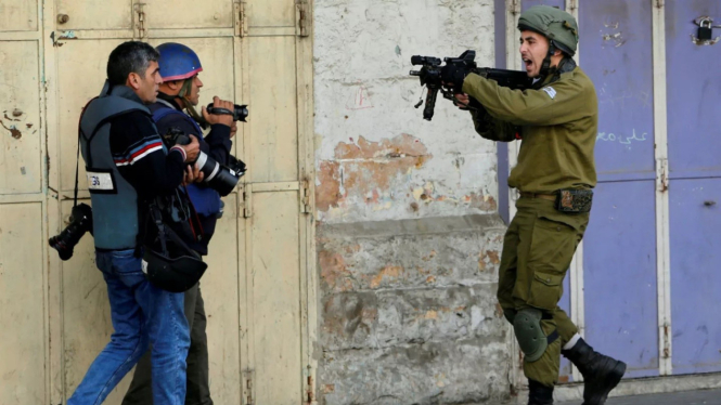 VIVA Militer: Tentara Israel menodongkan senjata kepada jurnalis