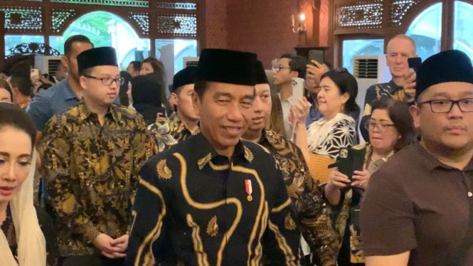 Presiden Jokowi melayat ke rumah duka Mooryati Soedibyo.