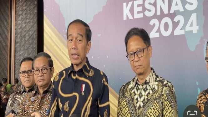 Presiden Jokowi bersama Menteri Sekretaris Kabinet Pramono Anung