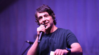 Sosok Arj Barker, Komika yang Dihujat Gegara Usir Ibu Menyusui saat Acara Stand-Up Comedy