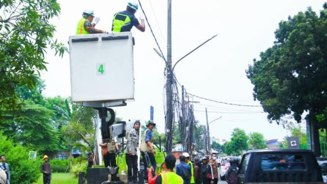 Pemkot Tangsel rapikan kabel fiber optik yang semrawut 