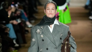 Berawal dari Hobi Pakai Brand Mewah, Selebgram Berusia 70 Tahun Ini Debut di Paris Fashion Week