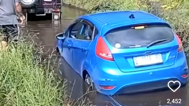 Ford Fiesta nekat melewati jalur Taman Nasional Bromo