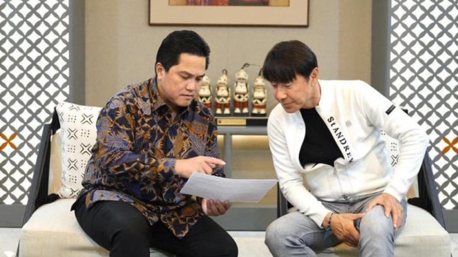 Shin Tae-Yong y el presidente general del PSSI, Eric Tahir