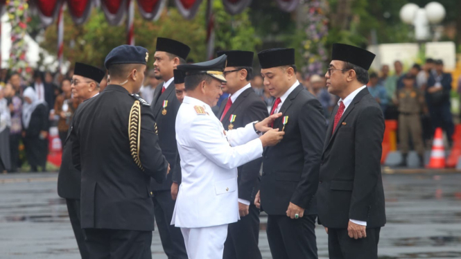 Mendagri Tito Karnavian saat menyematkan penghargaan Satyalancana ke 15 kepala daerah di Hari Otoda ke-28 di Balai Kota Surabaya.