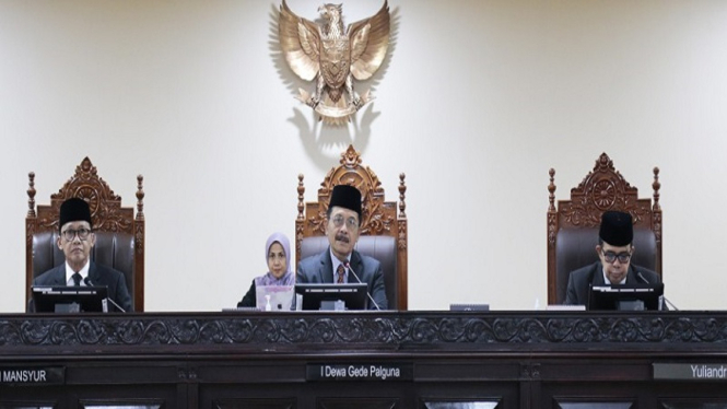 Majelis Kehormatan Mahkamah Konstitusi (MKMK) mengadili kasus pelanggaran etik