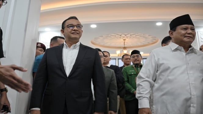 Anies Baswedan bersama Prabowo Subianto di kantor KPU Jakarta