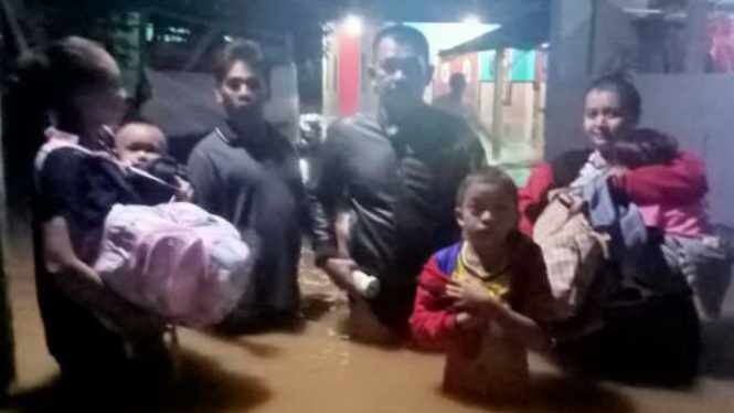 Warga korban banjir di Tasikmalaya mengungsi ke masjid dan kantor desa