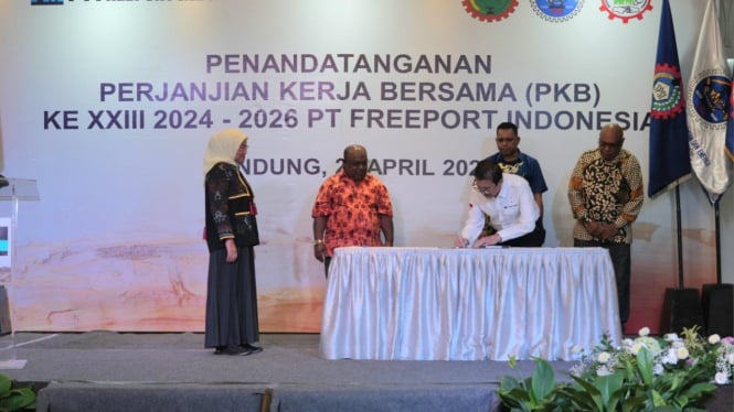 PT Freeport Indonesia (PTFI) teken Perjanjian Kerja Bersama (PKB) PTFI periode 2024-2026 bersama tiga Ketua Serikat Pekerja/Serikat Buruh (dok: Freeport)