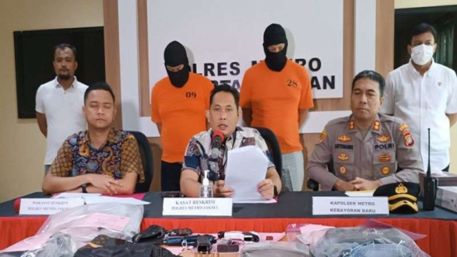 Polisi merilis dua tersangka kasus tewasnya remaja perempuan di hotel Jaksel 