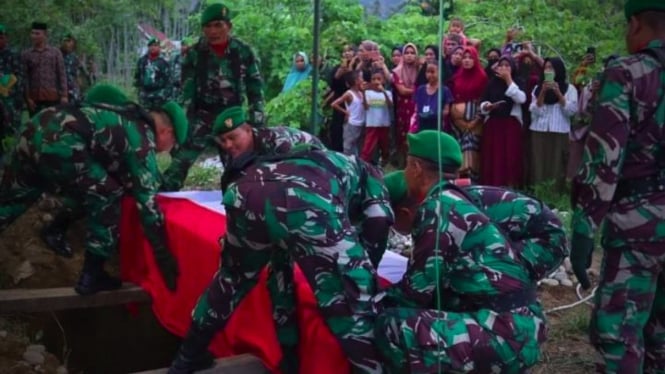 VIVA Militer: Prosesi pemakaman militer Prada Diansyah Putra 