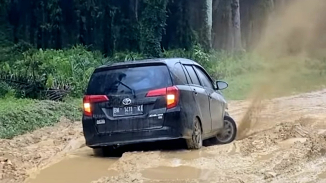 Toyota Calya Terjebak di Lumpur