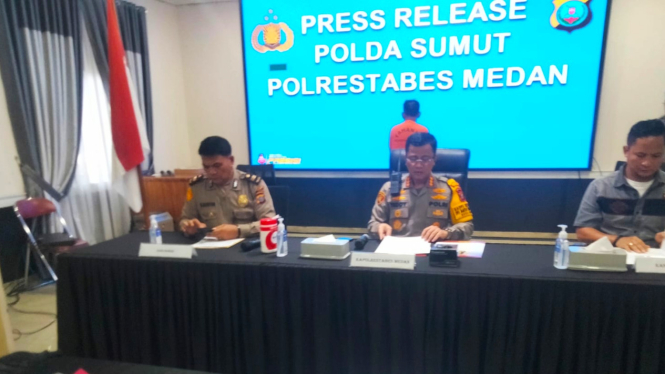 Kapolrestabes Medan, Kombes Pol Teddy John Sahala Marbun saat memberikan keterangan pers Jendral TNI bintang dua gadungan.(B.S.Putra/VIVA)