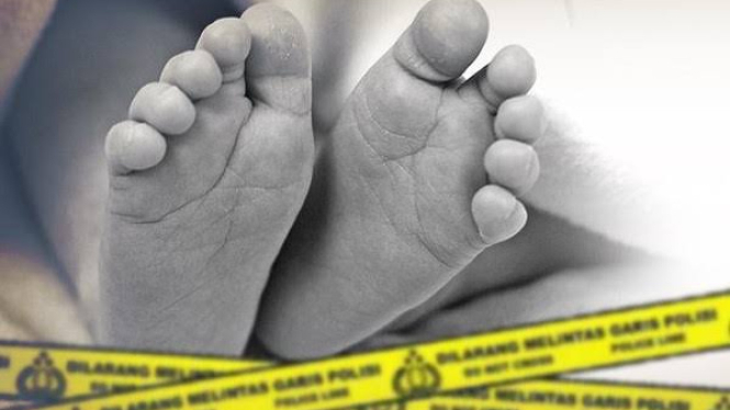 Sosok mayat bayi baru lahir ditemukan mengambang di Kali Kanal Banjir Barat, Kebon Melati, Tanah Abang, Jakarta Pusat (Jakpus) oleh petugas saat sedang menjaring sampah di kali.