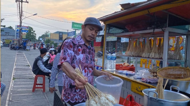 Penjual sempol ayam