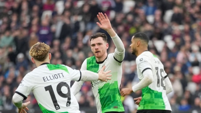 Pemain Liverpool, Andrew Robertson rayakan gol