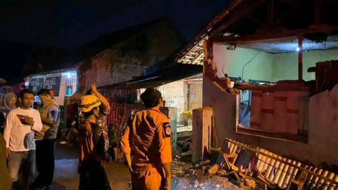 Bangunan rumah rusak terdampak gempa Garut, Jawa Barat