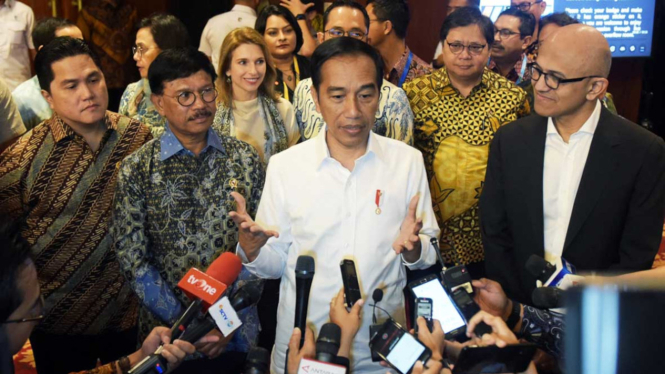 Presiden Jokowi dan CEO Microsoft Satya Nadella (kanan) di Jakarta, 27 Februari 2020.