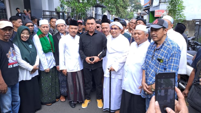 Abah Anton saat daftar di PKB Kota Malang diantar para ulama dan simpatisan