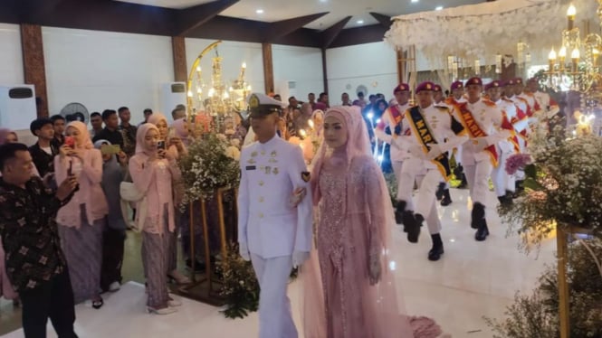 VIVA Militer: Prosesi pernikahan militer Korps Marinir