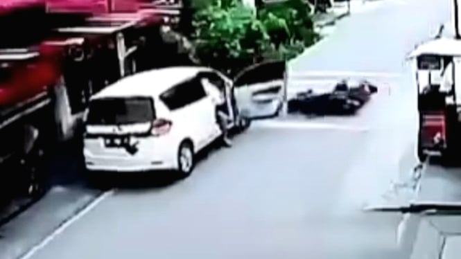 Kecelakaan akibat buka pintu mobil sembarangan