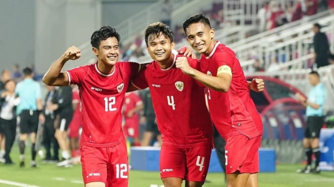 Pemain TImnas Indonesia Komang Teguh Trisnanda (tengah) - Sumber Foto: Instagram @komangteguh4