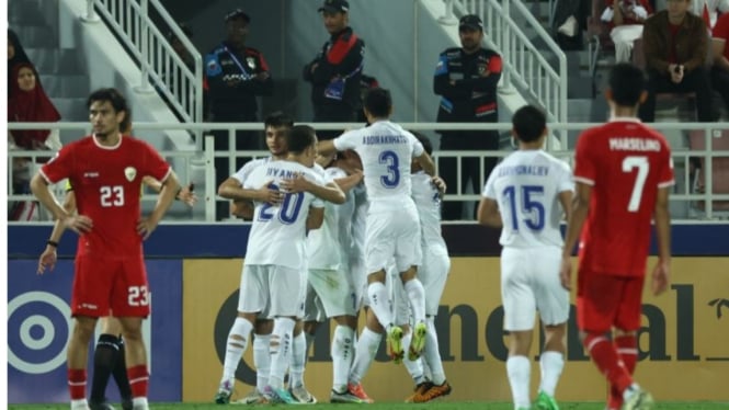 Timnas Uzbekistan U-23 rayakan gol ke gawang Timnas Indonesia U-23