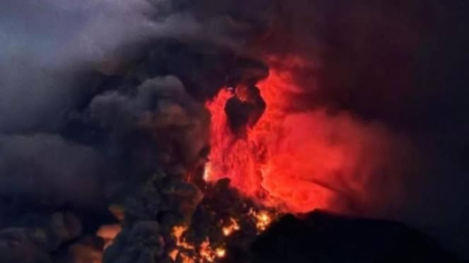 Gunung Ruang Sitaro kembali erupsi dan berstatus waspada. 