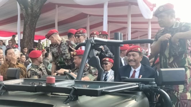 Menko Luhut naik mobil taktis yang disopiri Danjen Kopassus Mayjen Djon Afriandi