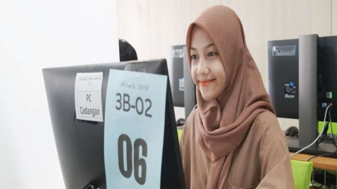 Peserta SNBT 2024 mengikuti tes UTBK UNNES Semarang.