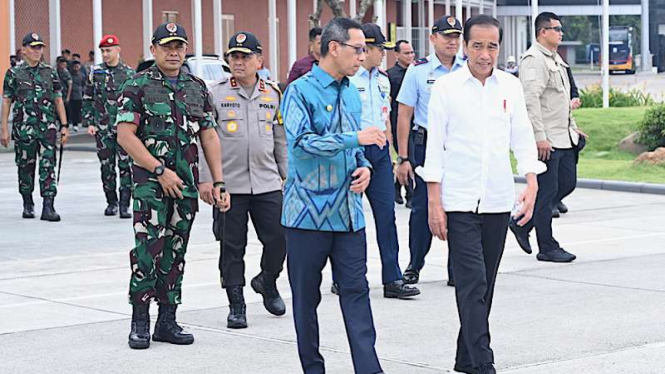 Presiden Jokowi bersama Penjabat Gubernur DKI Heru Budi Hartono
