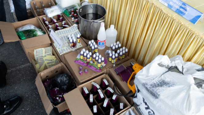 Bea Cukai menindak dan gagalkan peredaran ribuan botol miras ilegal