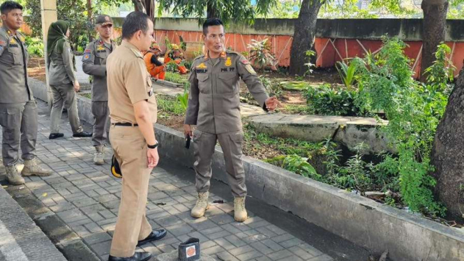 Satpol PP dan PPSU Jakarta Barat membersihkan RTH di Jalan Tubagus Angke