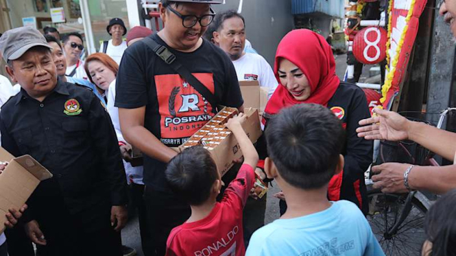 Tim 7 Jokowi Bagi-bagi Susu Gratis Rayakan Kemenangan Prabowo-Gibran