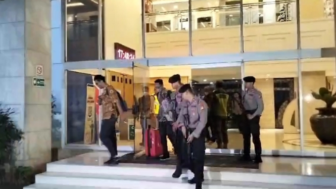 Penyidik KPK usai geledah ruang kerja Sekjen DPR RI Indra Iskandar
