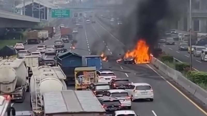 Kecelakaan di Tol Cikampek, mobil Toyota Avanza terbakar