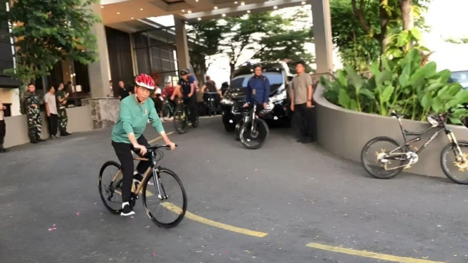 Presiden Jokowi bersepeda di Lombok, NTB pada Rabu, 1 Mei 2024 (Satria)
